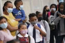 CDC: Trường học sẽ mở cửa vào mùa thu, khuyến nghị đeo khẩu trang cho trẻ em chưa được chích ngừa