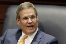 Thống đốc tiểu bang Tennessee tán thành sa thải quan chức y tế hàng đầu, tạm dừng quảng bá vaccine cho trẻ em