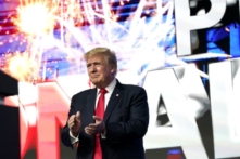 Cựu Tổng thống Trump ca ngợi Thượng viện Cộng Hòa Arizona về kiểm toán bầu cử tại cuộc meeting ở Phoenix