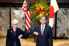 Thứ trưởng Ngoại giao Hoa Kỳ Sherman đến thăm Trung Quốc khi căng thẳng gia tăng