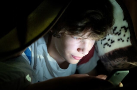 Sử dụng thiết bị di động trước khi ngủ ảnh hưởng đến sức khỏe thanh thiếu niên như thế nào?