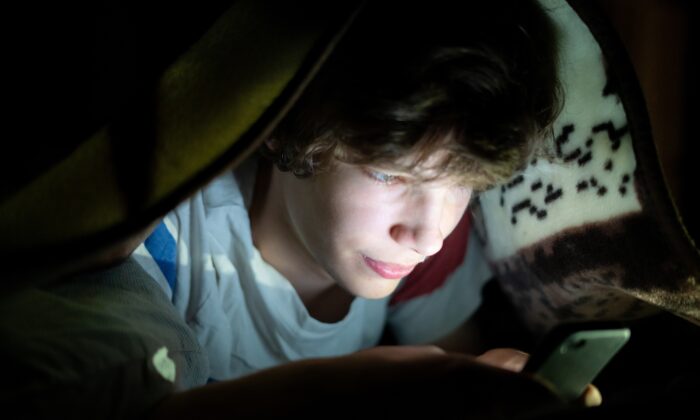 Sử dụng thiết bị di động trước khi ngủ ảnh hưởng đến sức khỏe thanh thiếu niên như thế nào?