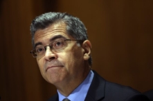 Bộ trưởng Y tế Becerra: Việc biết ai đã được chích ngừa ‘hoàn toàn là việc của chính phủ’