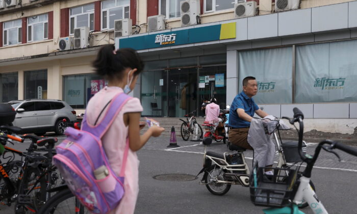 Trung Quốc bắt đầu ngăn chặn việc dạy thêm sau giờ học của giáo viên trường công