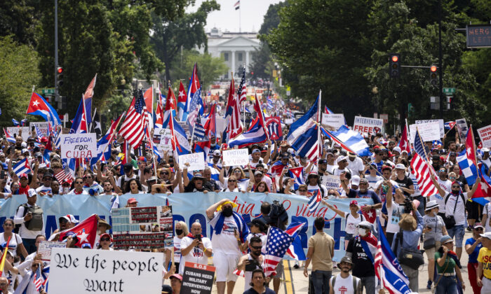 Hàng ngàn người tham gia cuộc tuần hành Tự do cho Cuba gần Tòa Bạch Ốc