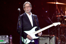Nhạc sĩ Eric Clapton sẽ không biểu diễn tại các buổi hòa nhạc yêu cầu giấy chứng nhận chích ngừa COVID-19