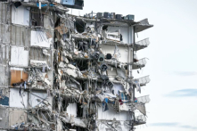 Chung cư 12 tầng đổ sập, bà mẹ cố gắng giải cứu con gái dù bị vỡ xương chậu