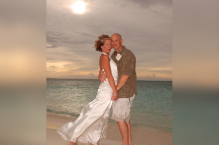 Người đàn ông 56 tuổi mắc bệnh Alzheimer cầu hôn vợ mình một lần nữa