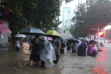 Ít nhất 20 người thiệt mạng trong trận mưa như thác lũ hiếm hoi gây lũ lụt ở miền Trung Trung Quốc