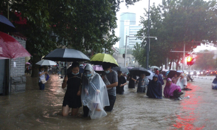 Ít nhất 20 người thiệt mạng trong trận mưa như thác lũ hiếm hoi gây lũ lụt ở miền Trung Trung Quốc