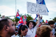 Người Mỹ gốc Cuba tụ họp để ủng hộ những người dân Cuba đang sống dưới chế độ cộng sản