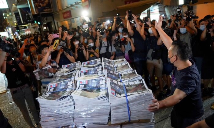 Hồng Kông bắt Tổng biên tập báo Daily