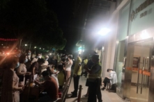 Phỏng vấn: Nam Kinh phong tỏa đường xá và phi trường, tiến hành xét nghiệm qua đêm