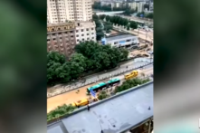 Video: Một chiếc xe buýt ở Trịnh Châu bị kéo đi dấy lên nghi vấn