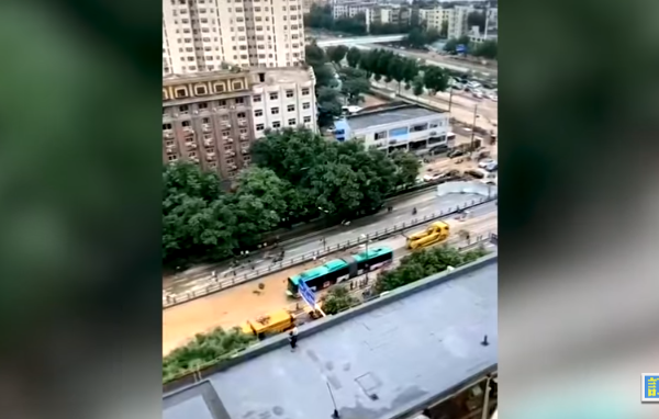 Video: Một chiếc xe buýt ở Trịnh Châu bị kéo đi dấy lên nghi vấn
