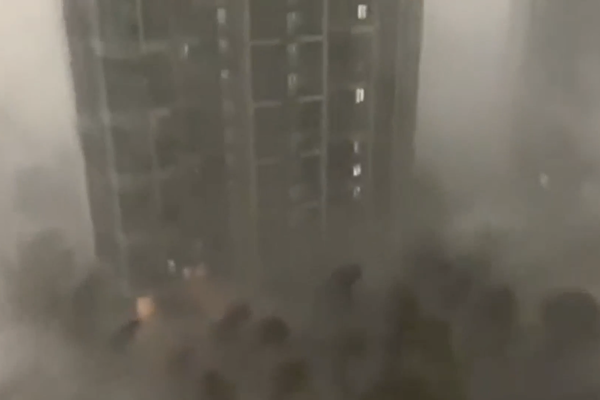 Video: Bão INFA ập đến dữ dội, mưa to gió lớn ở Thượng Hải