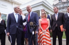 Dự luật cơ sở hạ tầng của Thượng viện từ bỏ nội dung cung cấp tài trợ cho IRS