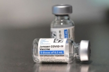 CDC: Lợi ích của vaccine Johnson & Johnson COVID-19 ‘tiếp tục vượt trội’ so với nguy cơ rối loạn thần kinh