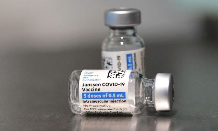 CDC: Lợi ích của vaccine Johnson & Johnson COVID-19 ‘tiếp tục vượt trội’ so với nguy cơ rối loạn thần kinh