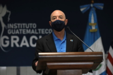 Bộ An ninh Nội địa áp dụng lệnh bắt buộc quan chức đeo khẩu trang