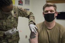 Các quân nhân Hoa Kỳ sẽ ‘thôi việc’ nếu quân đội bắt buộc chích vaccine COVID-19