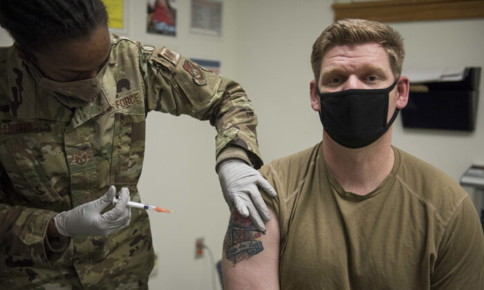 quân đội bắt buộc chích vaccine