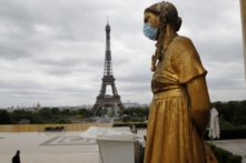 Pháp yêu cầu giấy thông hành COVID cho Tháp Eiffel và các địa điểm du lịch
