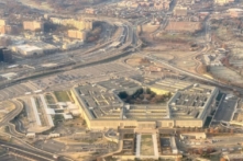 Ngũ Giác Đài yêu cầu đeo khẩu trang trong nhà tại các điểm nóng COVID-19 bất kể tình trạng chích ngừa