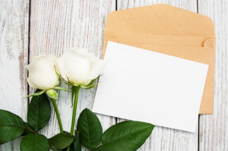 Mất cha từ lâu, nhưng mỗi năm cô gái vẫn nhận được hoa từ ông