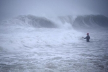 Bão Henri di chuyển về phía Bắc sau khi đổ bộ, TT Biden ra tuyên bố khẩn cấp