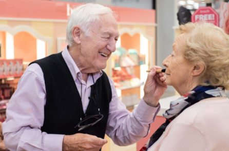 Người chồng 84 tuổi quyết tâm học trang điểm cho người vợ sắp mất thị lực