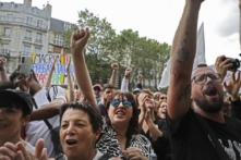 ‘Quyền tự do của chúng ta đang bị đe dọa’: Biểu tình nổ ra khắp Âu Châu vì các hạn chế do COVID-19