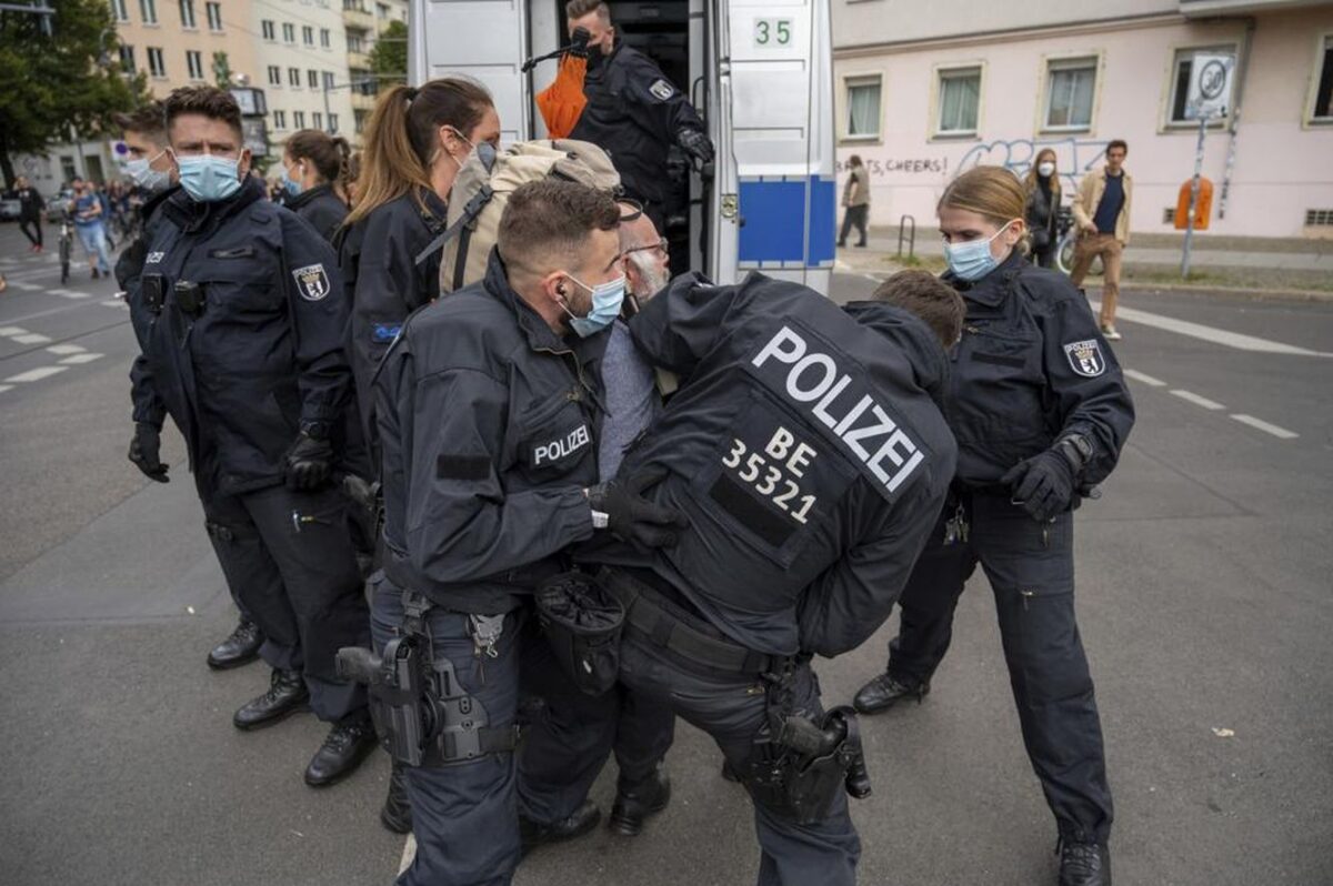 Đức, Pháp: Hàng chục ngàn người biểu tình phản đối giấy thông hành vaccine COVID-19