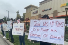 California: Nhân viên y tế tuyến đầu phản đối chích ngừa bắt buộc