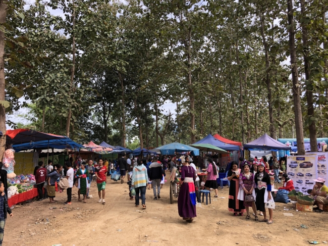 Tết của người H'mông ở Luang Prabang: Tục tìm vợ và các cuộc theo đuổi khác