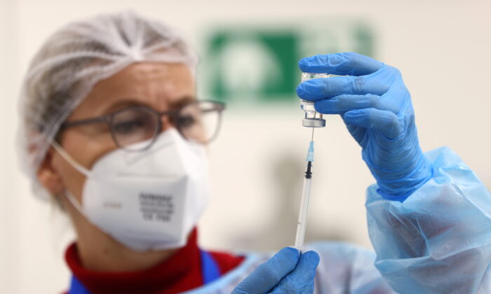 Đức: Y tá cho 8,600 người chích nước muối thay vì vaccine COVID-19