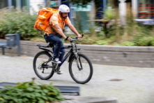 Bộ trưởng Afghanistan trở thành nhân viên chuyển phát nhanh bằng xe đạp ở Đức