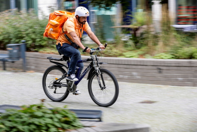 Cựu bộ trưởng Afghanistan trở thành nhân viên giao hàng bằng xe đạp ở Đức