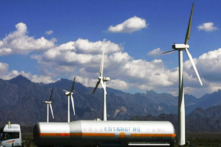 ‘Trạm kiểm soát ở mọi ngóc ngách’: Tài xế xe tải mô tả hệ thống giám sát ở Tân Cương