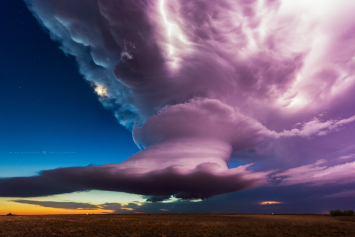 Thợ săn bão Texas đã chụp những bức ảnh ‘hư ảo’ của ‘đám mây nguyên tử’ trên bầu trời