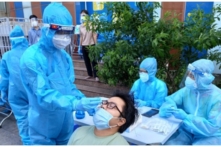 Tin Việt Nam ngày 19/8: Kỷ lục mới với trên 10,000 ca mắc, 380 ca tử vong, chuẩn bị lập trạm y tế lưu động ở Sài Gòn, Hà Nội gửi tặng 5,000 tấn gạo, Bắc Giang đón công dân về từ phía Nam, Quảng Nam thì tạm dừng