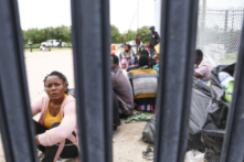 Tối cao Pháp viện lệnh cho chính phủ TT Biden khôi phục chính sách ‘Ở lại Mexico’