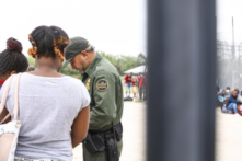 Hơn 800 trẻ em không có người lớn đi kèm vượt biên trái phép trong một ngày