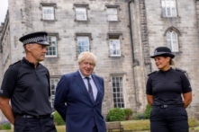 Thủ tướng Anh Quốc sẽ không bị cách ly sau khi nhân viên của ông dương tính với COVID-19