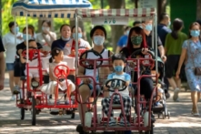 Trung Cộng khuyến khích các cặp vợ chồng sinh con thứ ba khi có khủng hoảng dân số