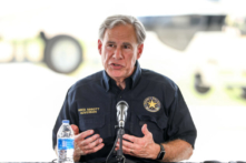 Đảng viên Dân Chủ Texas kiện Thống đốc Abbott vì đã gây ra ‘lo lắng’ và ‘bối rối’