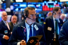 Lần đầu tiên các nhà đầu tư vay ít hơn để mua cổ phiếu kể từ khi đại dịch bùng phát, một dấu hiệu đáng ngại