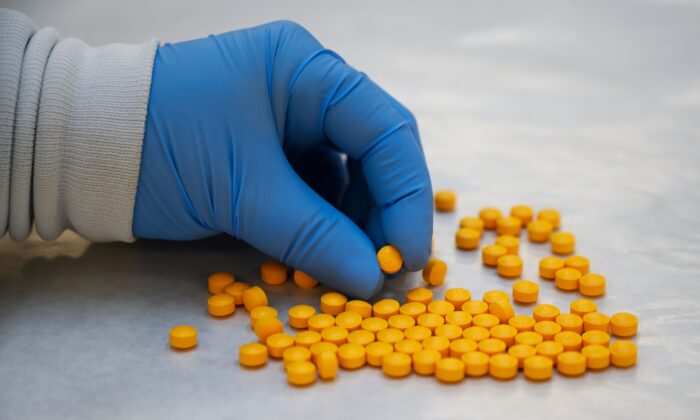 Phần 1: Hoa Kỳ tràn ngập thuốc giả có chứa Fentanyl từ Trung Quốc