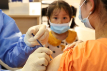 Chính quyền địa phương Trung Quốc: Hoặc là chích ngừa hoặc là cả gia đình sẽ mất tiền trợ cấp