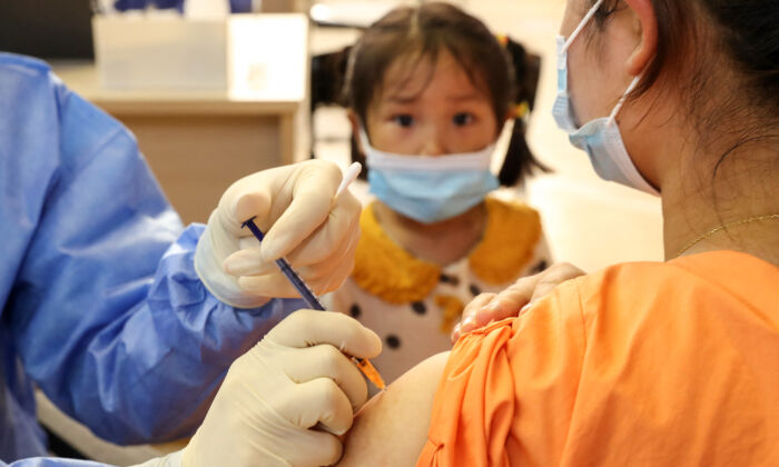 Trung Quốc bắt đầu chích vaccine cho trẻ em từ 3 tuổi giữa đợt bùng phát các ca nhiễm COVID-19 mới